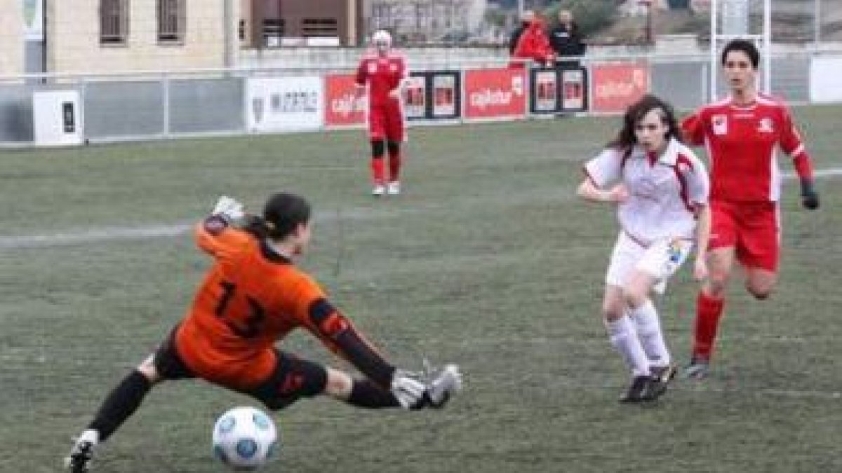 El equipo ponferradino sufrió su primera derrota del año.