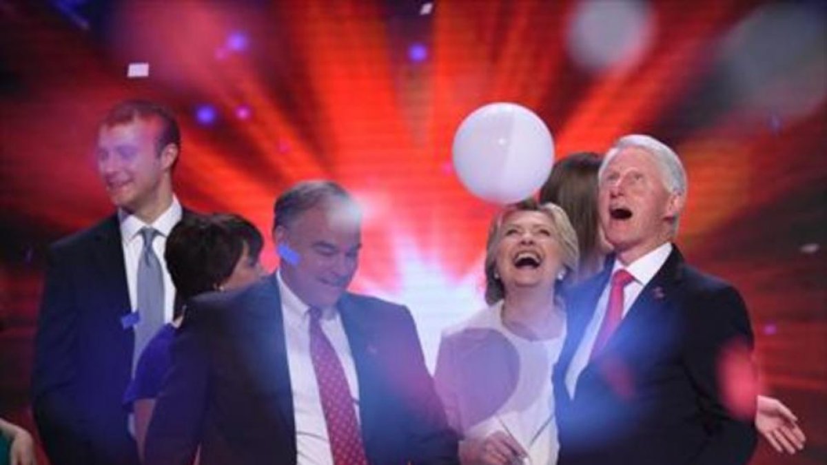 Clinton y su esposo (derecha), en la Convención Demócrata en Filadelfia.