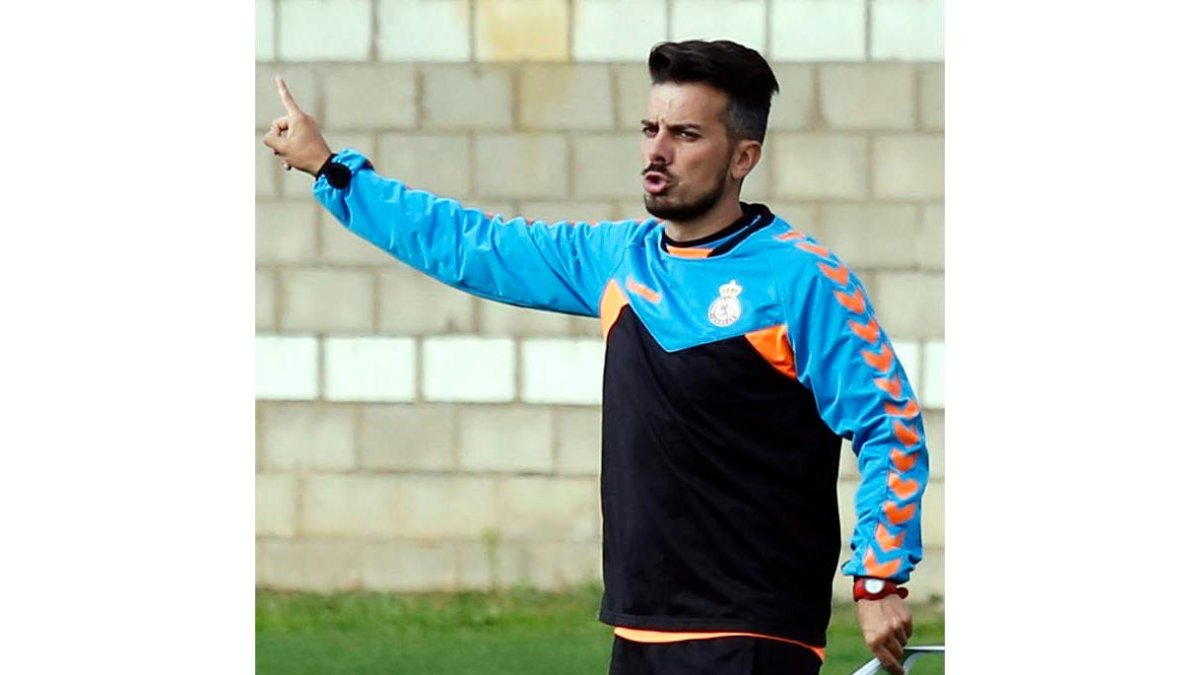 Rubén de la Barrera vuelve al banquillo ante el Pontevedra. MARCIANO