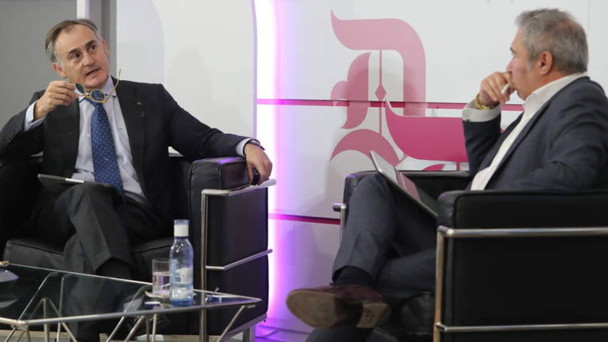 Juan Luis Vázquez-Zúñiga Mendoza, junto al director de Diario de León, Joaquín S. Torné, en el foro. RAMIRO