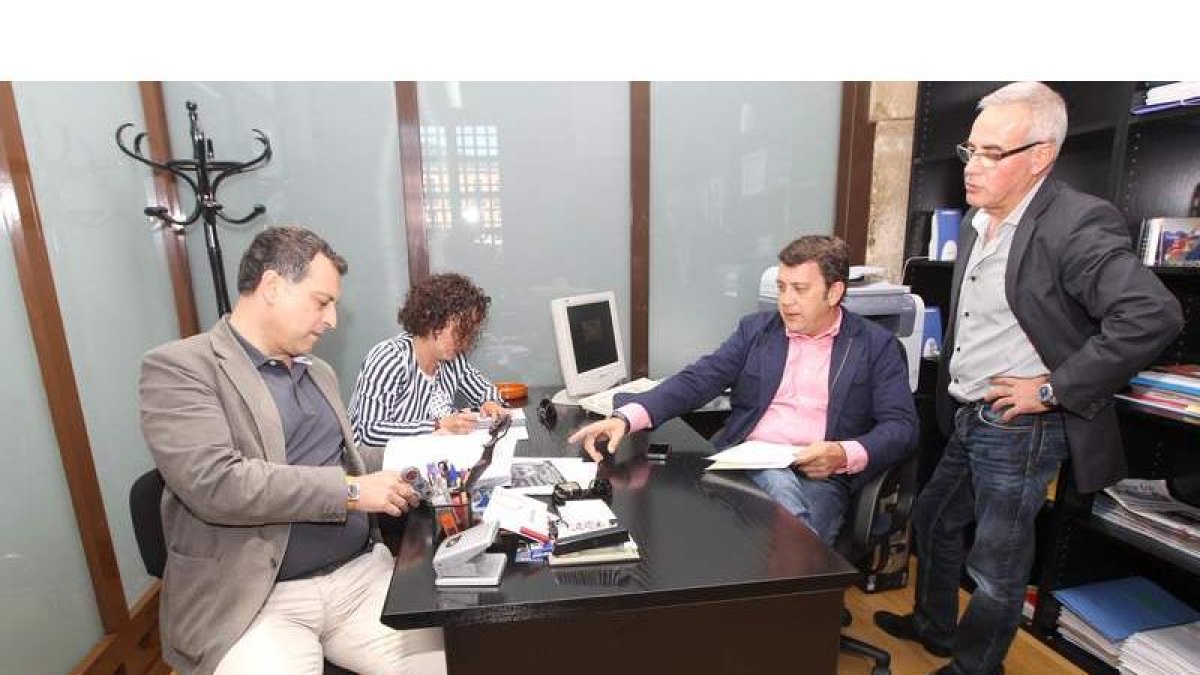 Reiner Cortés, Susana Téllez, Carlos López Riesco y Juan Elicio Fierro ayer en el despacho municipal del Partido Popular.