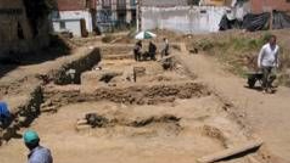 La imagen muestra un momento de los trabajos de excavación en un solar de la calle Alonso Garrote