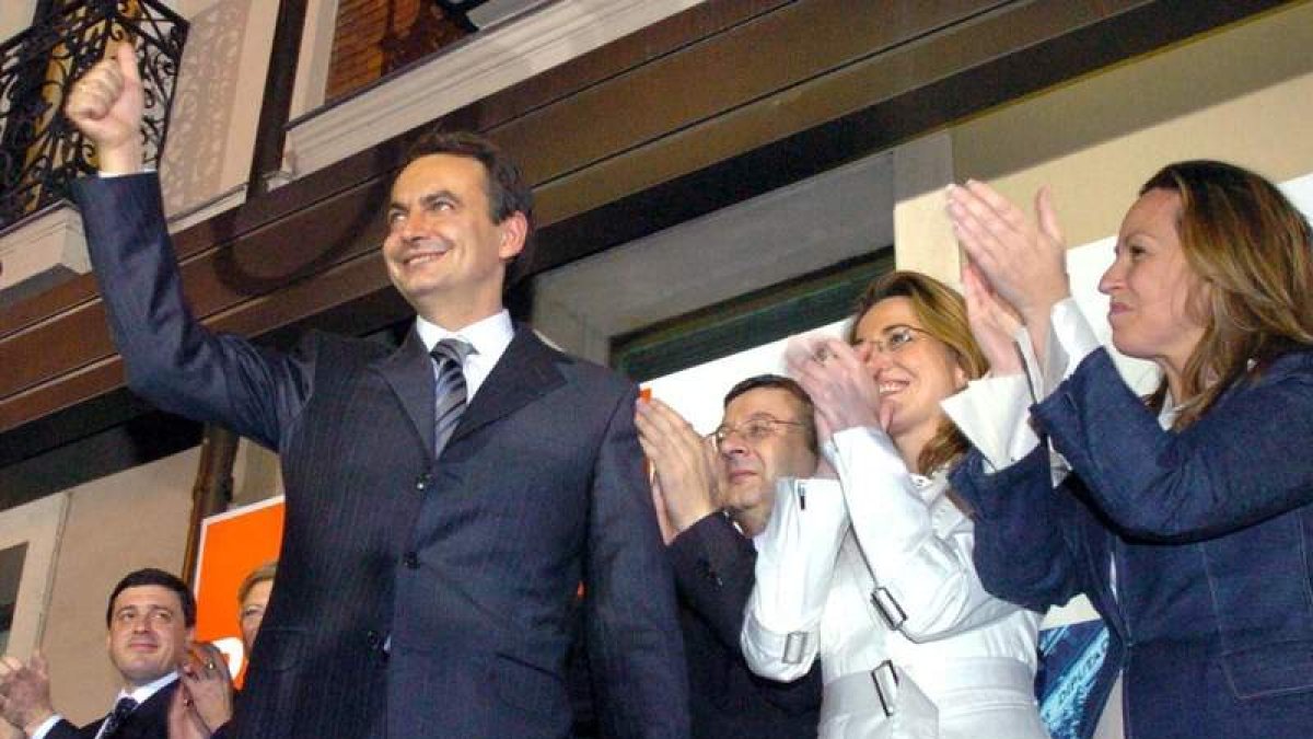 Zapatero saluda tras conocer la victoria socialista en las elecciones generales de 2004.