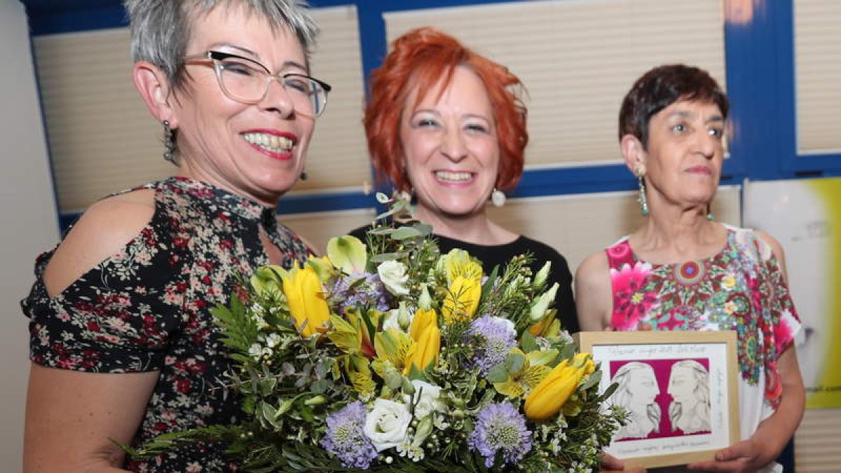 Jutta Nisar, Dolores Haro y Rosa Álvarez, durante la entrega del Premio Mujer 2017. ANA F. BARREDO