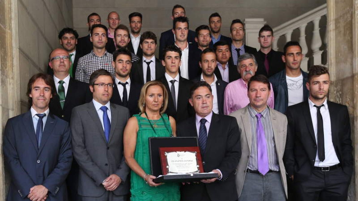 Marcos Martínez entregó una distición a Sagrario González y posó con la plantilla astorgana.