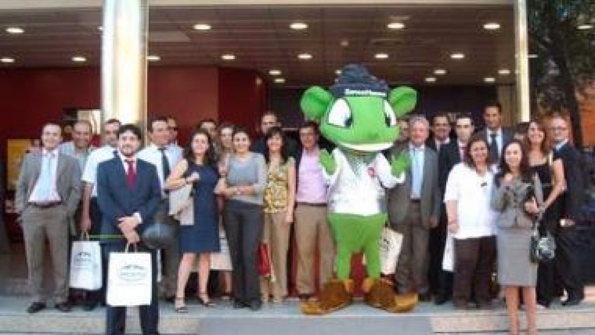 Trabajadores del Banco Herrero de León en su visita a Gijón.