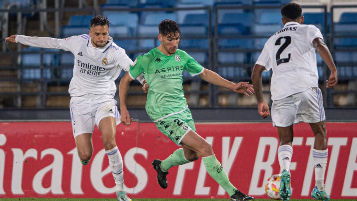 El leonés Percan se convirtió en una pesadilla para la defensa madridista, en la imagen porfiando al jugador del Castilla Vinicius Tobías. JORGE ROPERO