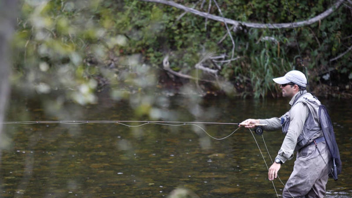 La temporada de pesca en los ríos de la provincia levantará el telón el 27 de marzo. FERNANDO OTERO