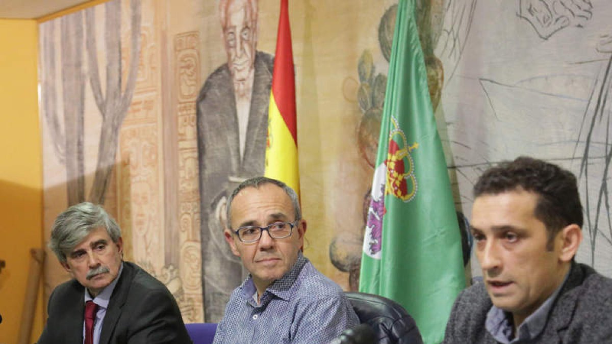 Coscubiela, arriba en el medio, y su público, ayer. SECUNDINO PÉREZ