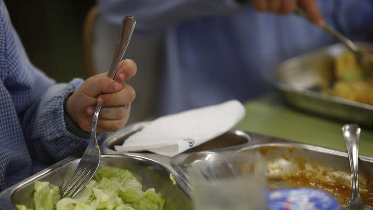 Un alumno leonés en el comedor de su centro educativo. ARCHIVO