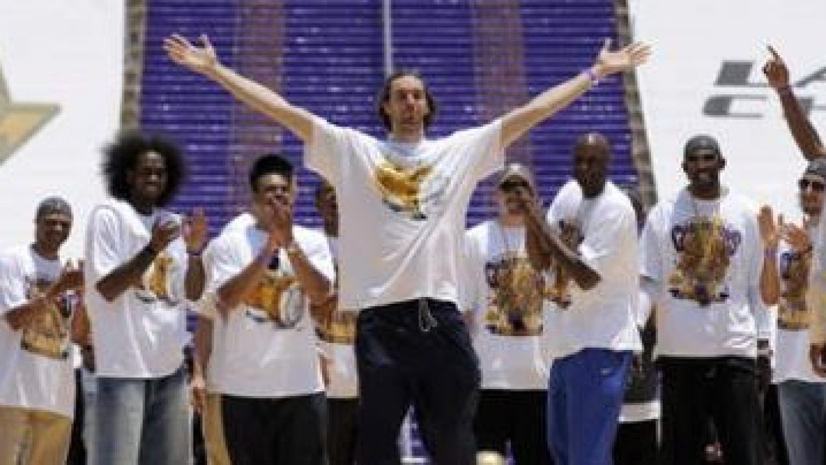 Gasol saluda a los aficionados en un acto tras conquistar el título de la NBA.