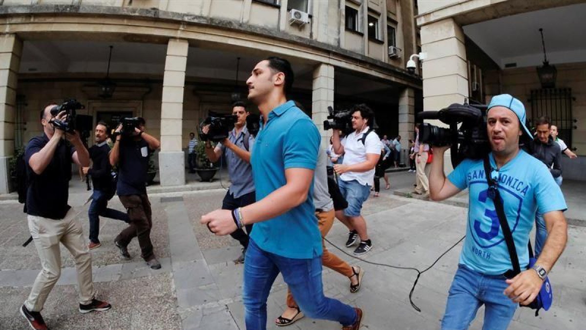 Alfonso Jesús Cabezuelo ha sido el primero de los componentes de La Manada que se ha presentado hoy ante al juzgado de guardia de Sevilla.