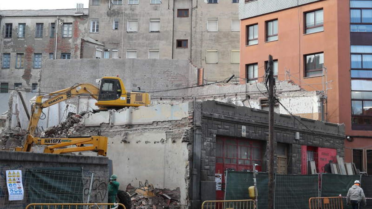 El derribo, salvo el bajo, concluyó en pocas horas. L. DE LA MATA