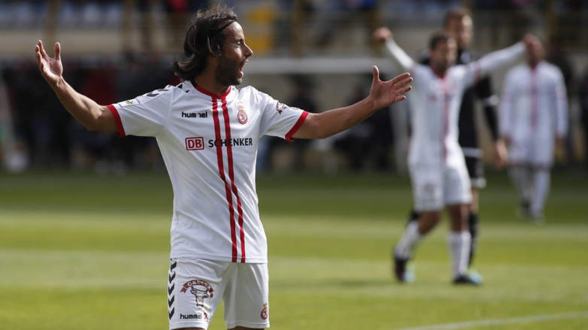 Mario Ortiz podría ser una de las variaciones que introduzca Rubén de la Barrera en el equipo titular que oponga esta noche al Sevilla Atlético. JESÚS F. SALVADORES