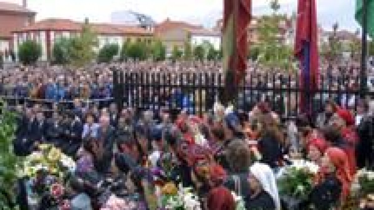 Imagen de los romeros a la entrada del santuario para la celebración religiosa