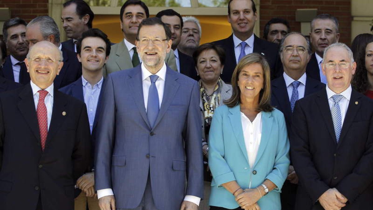 Rajoy y la ministra Ana Mato posan en La Moncloa tras la firma del Pacto.