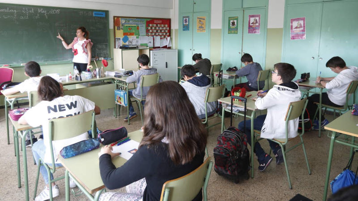 Los alumnos de sexto A del Trepalio, durante el examen de Ciencia y Tecnología. JESÚS F. SALVADORES