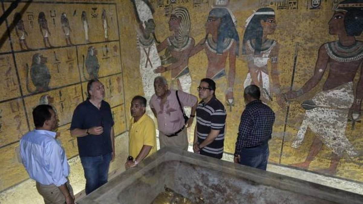 El egiptólogo británico Nicholas Reeves (segundo por la izquierda) habla con el ministro egipcio de Antigüedades, Mamduh al Damati (de amarillo), en la sala de la sepultura del rey Tutankamón, en Luxor, este lunes.