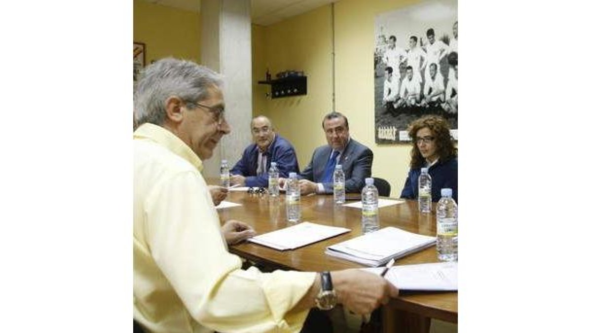 Parte del consejo de la Cultural durante una reunión.