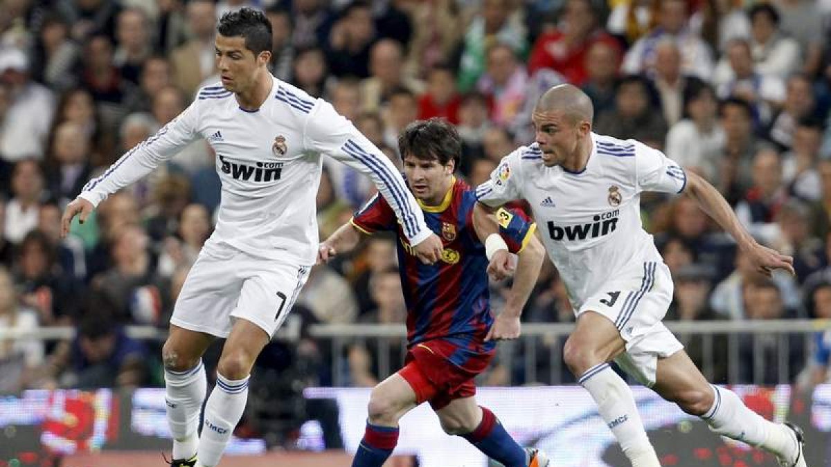 Los dos mejores futbolistas del mundo, Leo Messi y Cristiano Ronaldo, vuelven hoy a verse las caras.