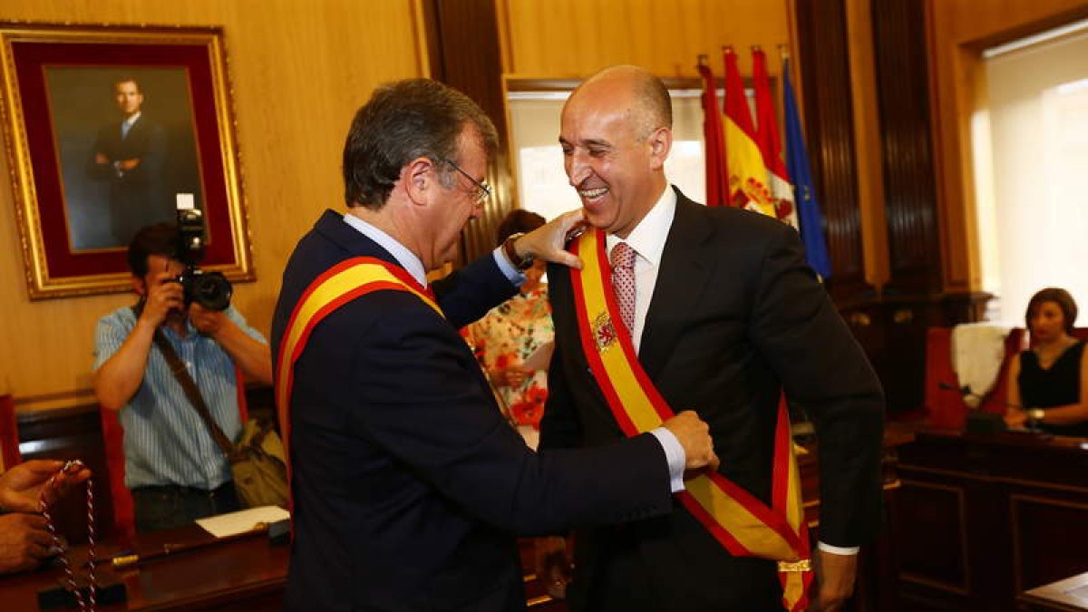 Antonio Silván impone la banda al concejal socialista José Antonio Diez.