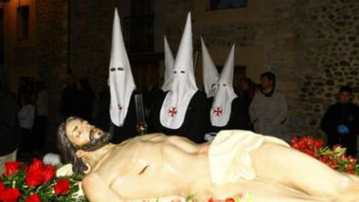 Frente a la Diputación, en San Marcelo, se ejecuta la primera parada del Rosario de Pasión