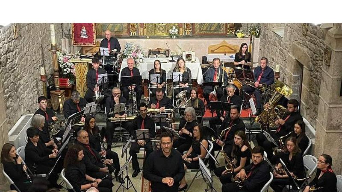 Actuación de la banda de música de Cistierna en la iglesia de Sahelices. LETICIA