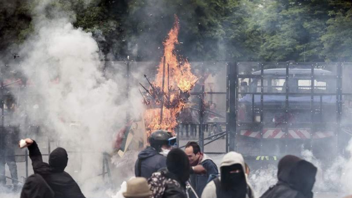 Enfrentamiento entre los manifestantes y la policía en la plaza de la Nación de París. C. PETIT TESSON