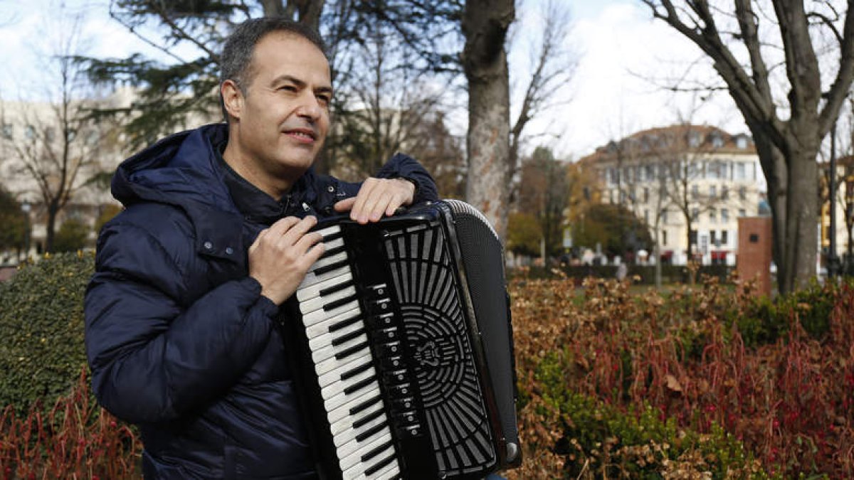 Elicio Barrio Vega, acordeonista leonés experto en repertorio tradicional de la provincia, posa junto a su acordeón en el parque de San Francisco. FERNANDO OTERO