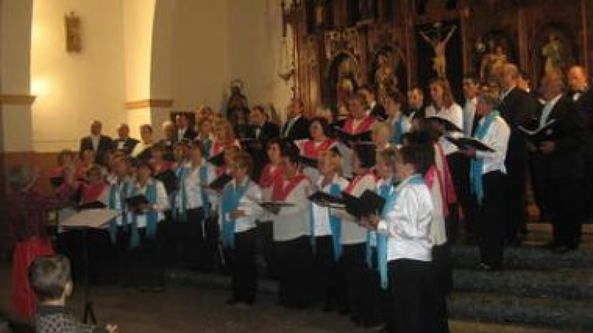 Las corales de La Robla y Ribadesella pusieron al público en pie.