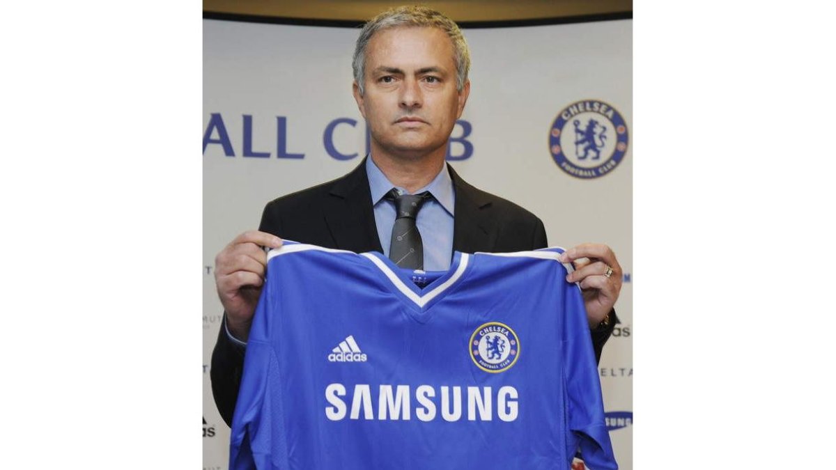 José Mourinho posa con una camiseta del Chelsea.
