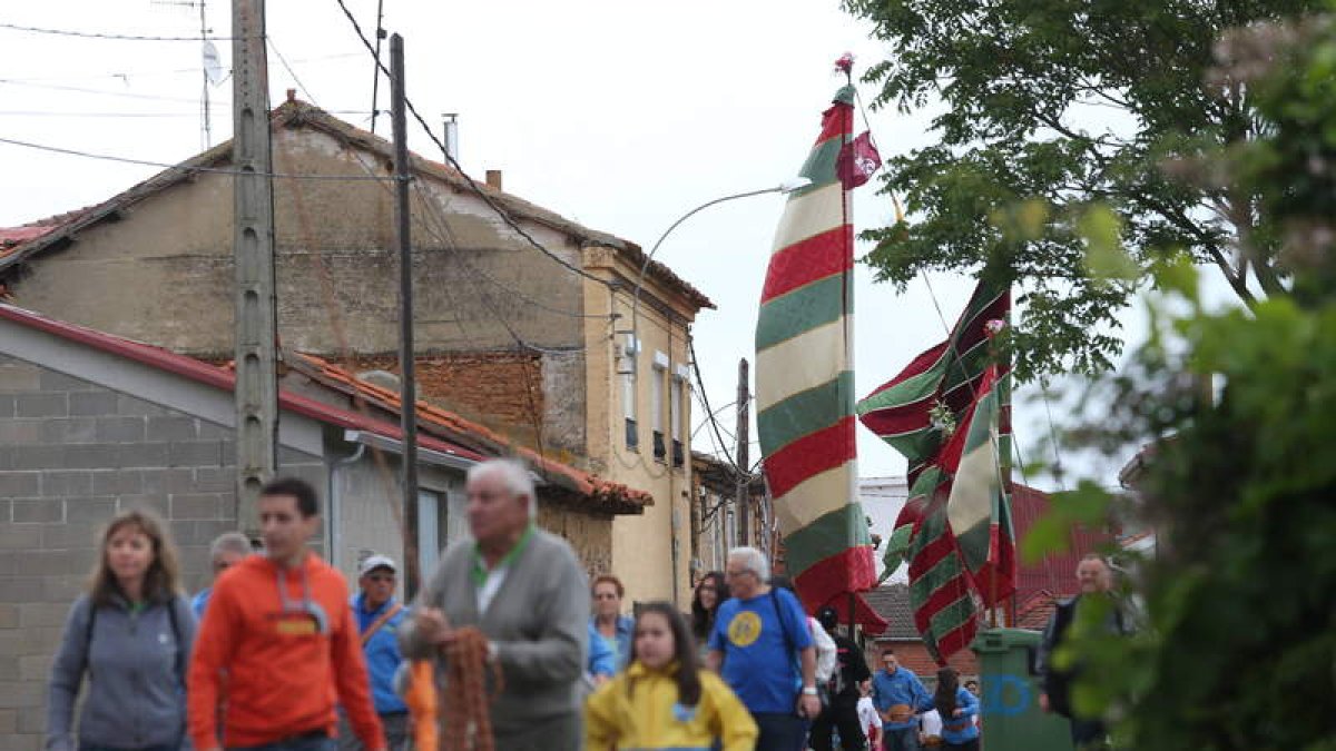 Los pendones y su comitiva, a la salida del pueblo