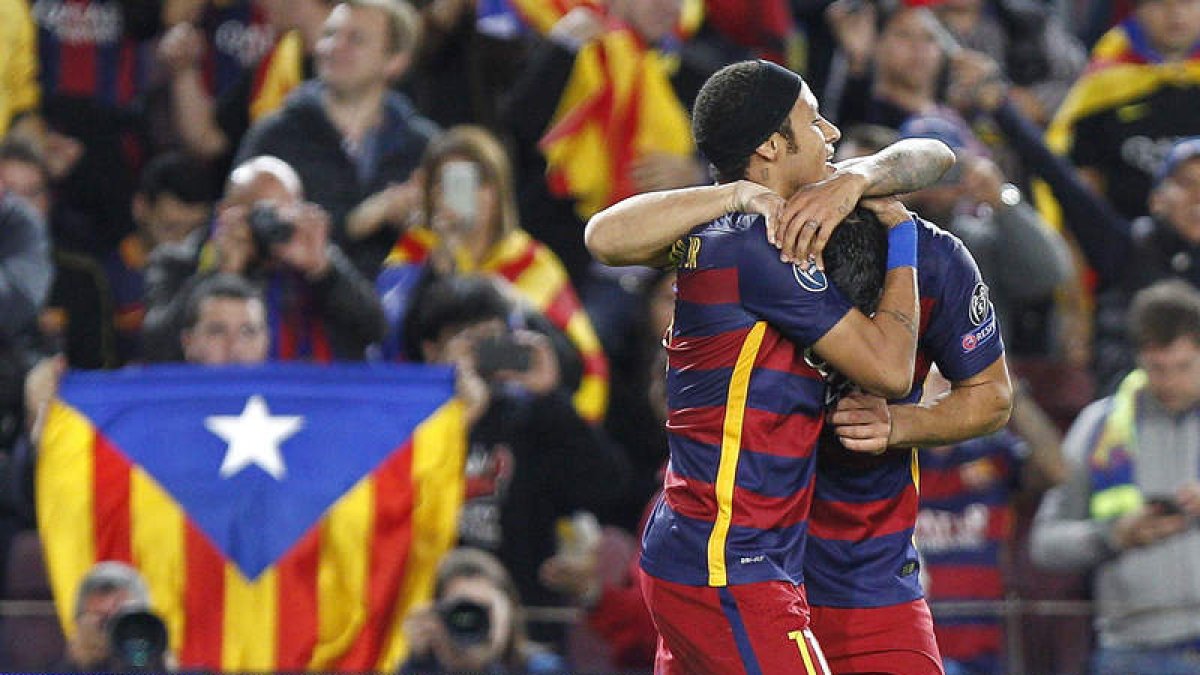 Neymar celebra con Luis Suárez el gol del uruguayo a pase del futbolista brasileño.