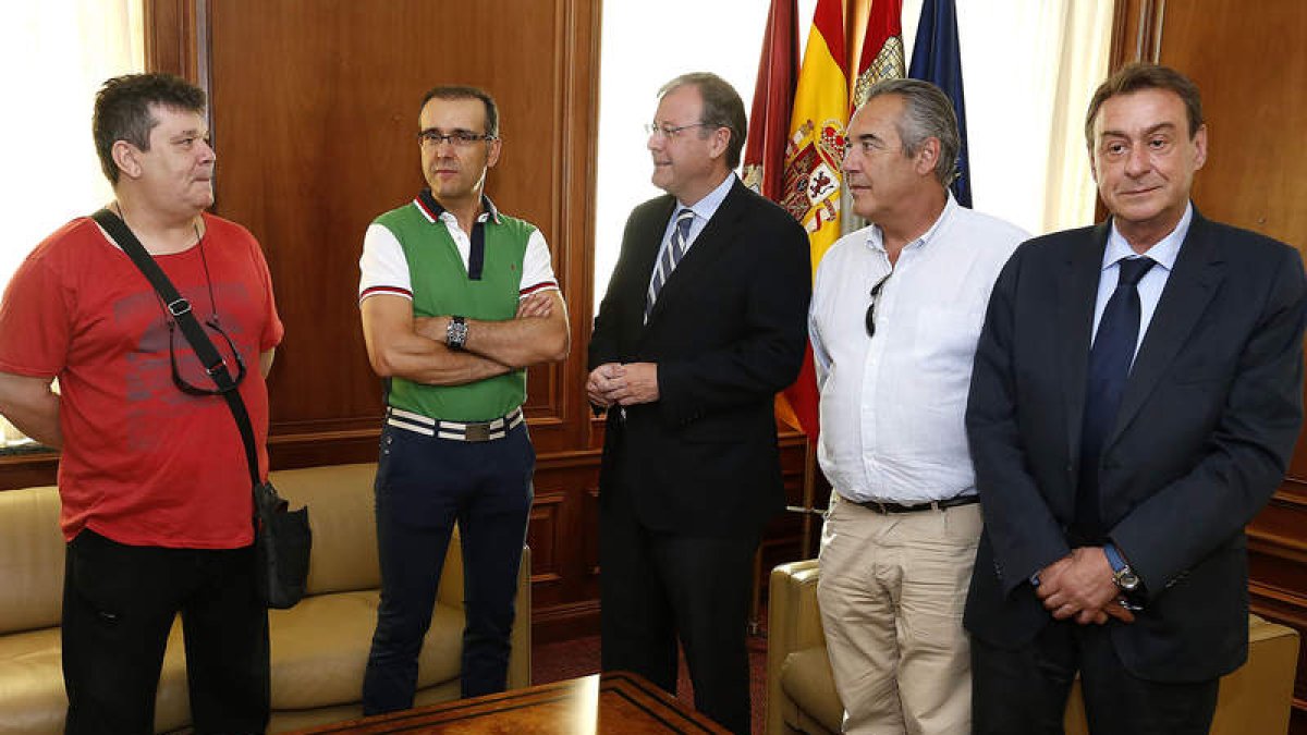 Silván, Rajoy y García Prieto con dirigentes de UGT y el alcalde y Salguero con representantes sindicales de Policía Local y Bomberos.