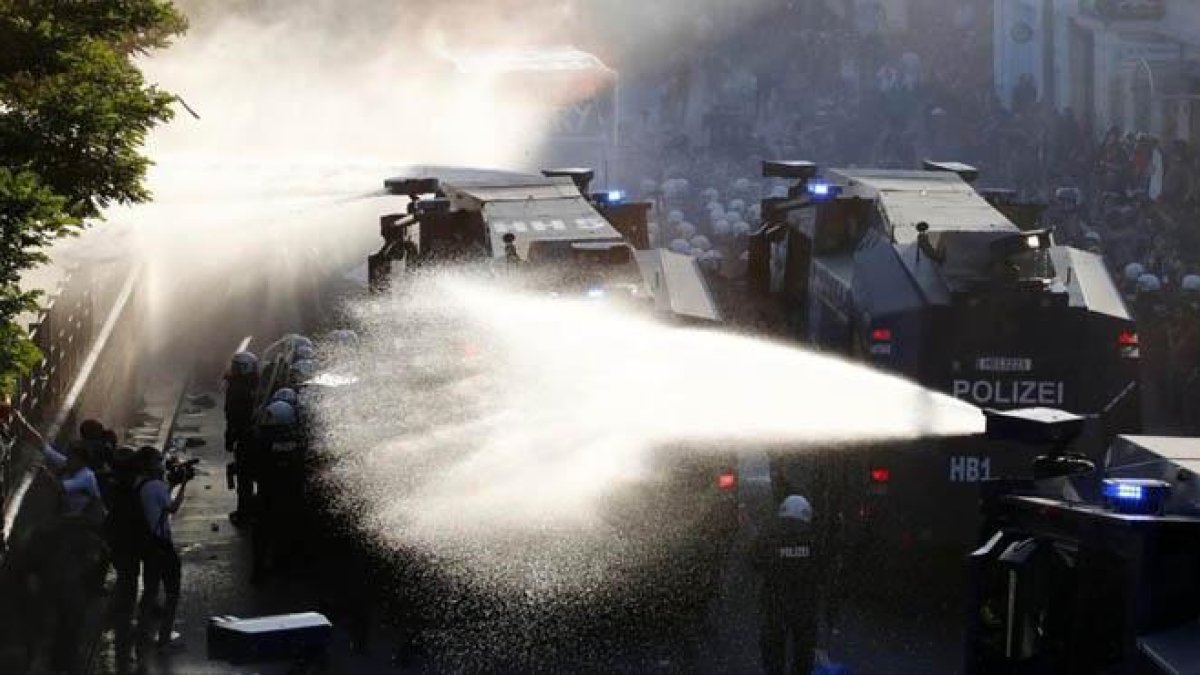 La policía utlizia cañones de agua contra los manifestantes que protestan contra la cumbre del G-20.