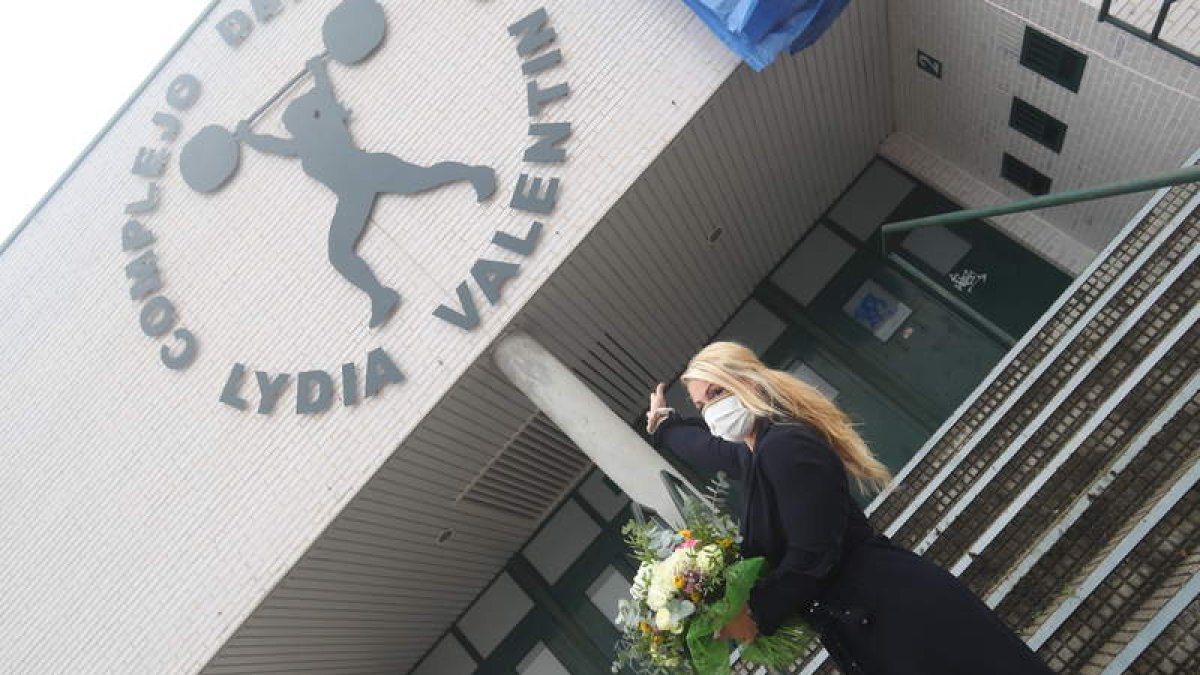 Lydia Valentín descubrió la lona que escondía su nombre, que ahora es el de todo el complejo. A. BARREDO