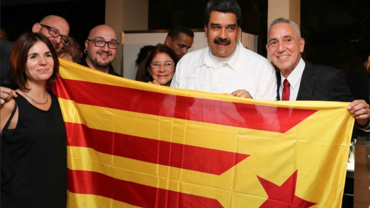 El presidente de Venezuela, Nicolás Maduro, se fotografía con una 'estelada' junto a representantes de Ítaca.