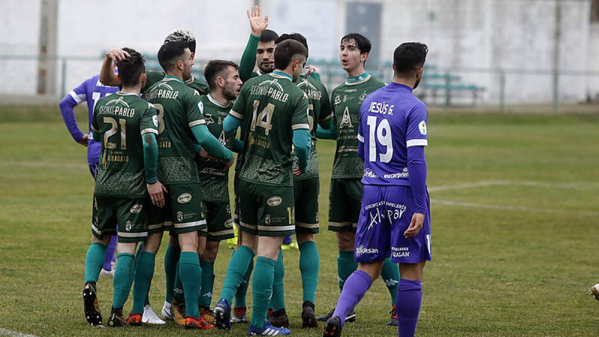 Los jugadores maragatos celebran el gol de la victoria. MARCIANO PÉREZ