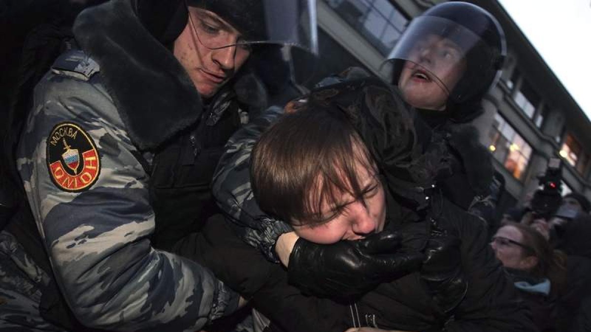 La policía detiene a uno de los participantes en la manifestación en contra de Putin.