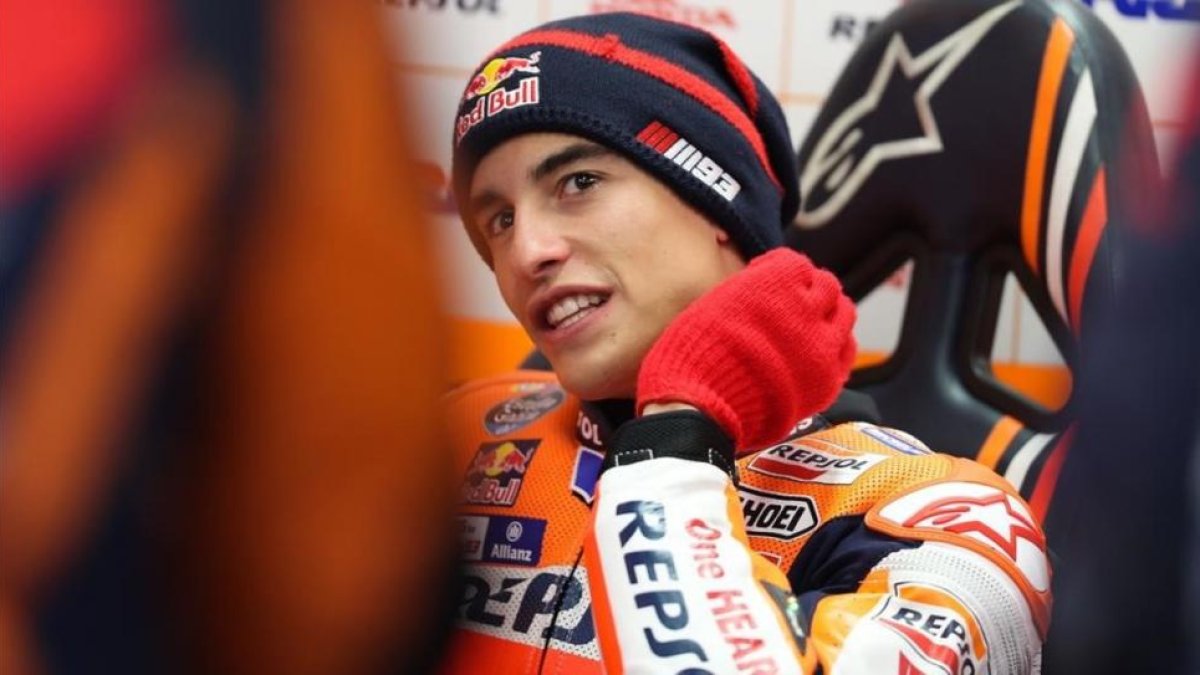 Marc Márquez se protege del frío en Australia.