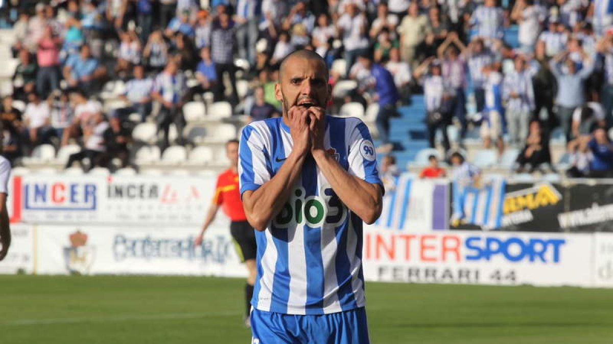 Yuri se lamenta tras fallar la primera oportunidad clara del partido para la Deportiva cuando todavía no había transcurrido ni un minuto de juego.