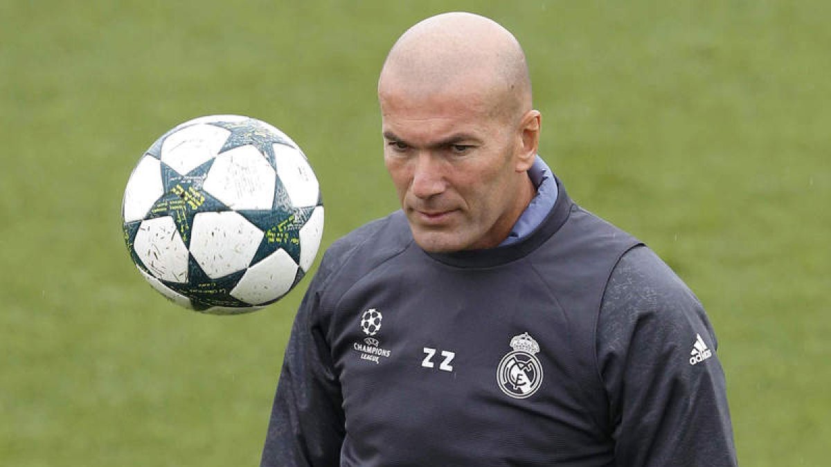 El entrenador del Real Madrid, Zinedine Zidane, en un entrenamiento. PACO CAMPOS