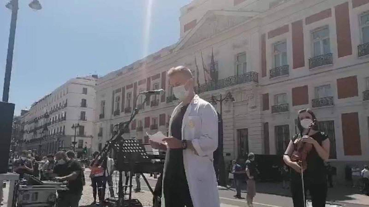 Un portavoz de los futuros residentes se dirigó ayer a los médicos en la Puerta del Sol. DL
