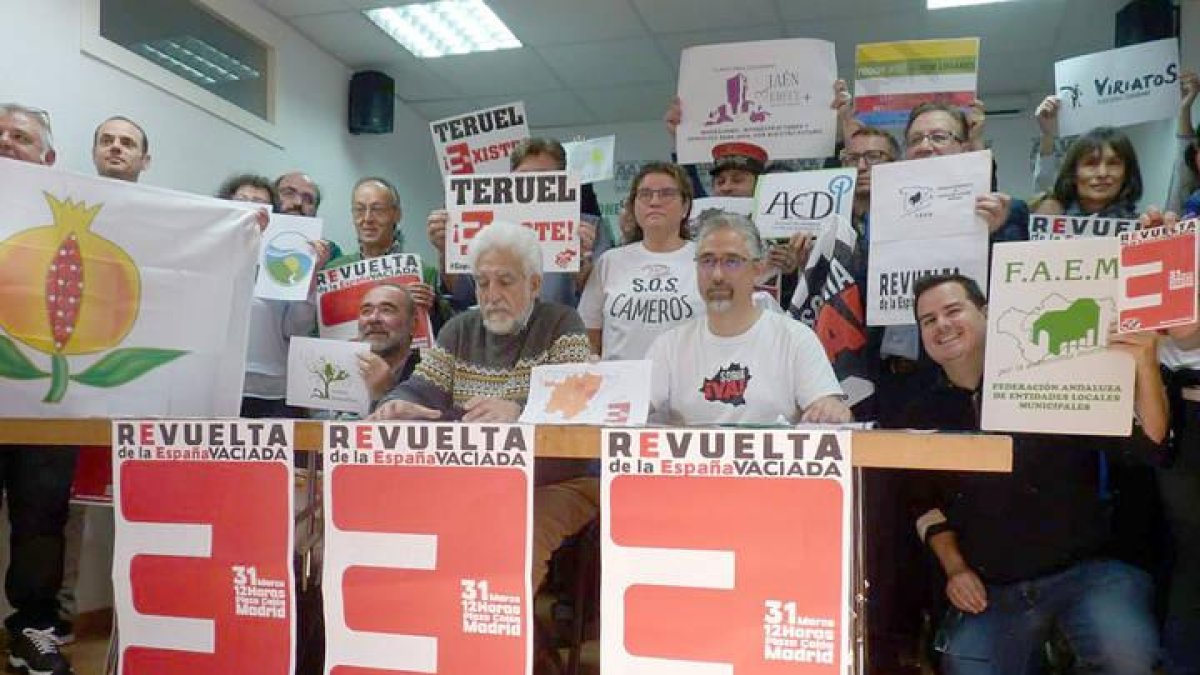 Integrantes de la 'Revuelta de la España vaciada' se reúnen en Madrid para preparara la manifestación del 31 de marzo.