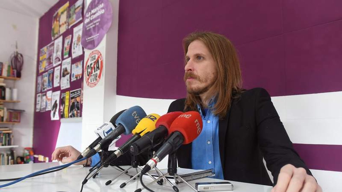 El líder de Podemos Castilla y León, Pablo Fernández, en su última comparecencia en León. J. CASARES