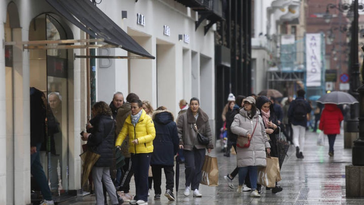 La calle Ordoño de León, el día del comienzo de las rebajas. FERNANDO OTERO