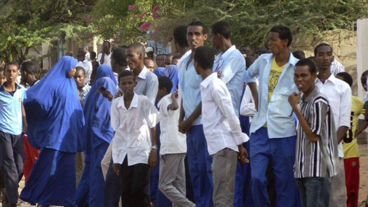 Estudiantes de la Universidad de Garissa, en Kenia, evacuados después del ataque yihadista.