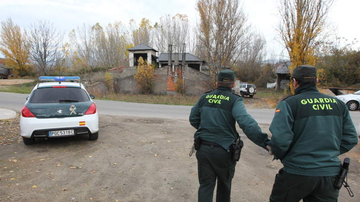 La Guardia Civil mantenía ayer acordonado el edificio en ruinas donde ocurrió el crimen.