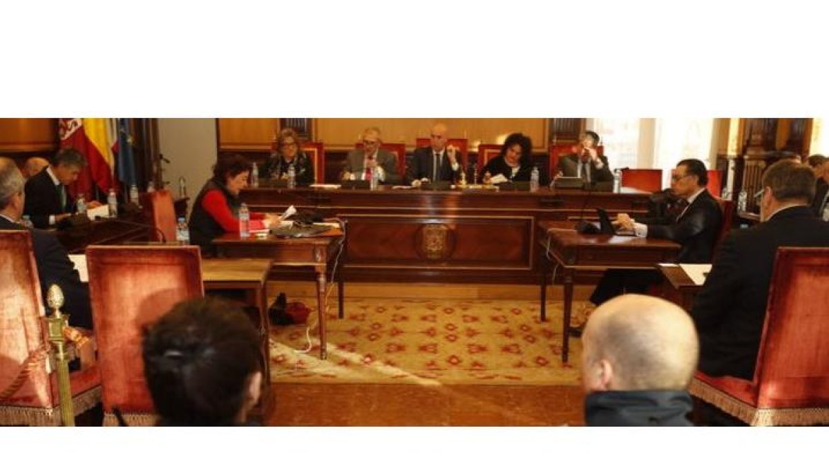 El Pleno municipal aprobó la cesión para el polideportivo de Eras. J. NOTARIO