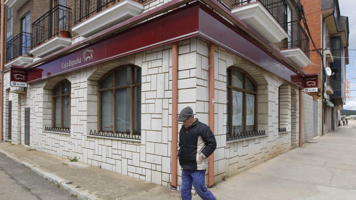 La oficina de la entidad en Castrocontrigo, donde la pedanía tenía varias de sus cuentas.